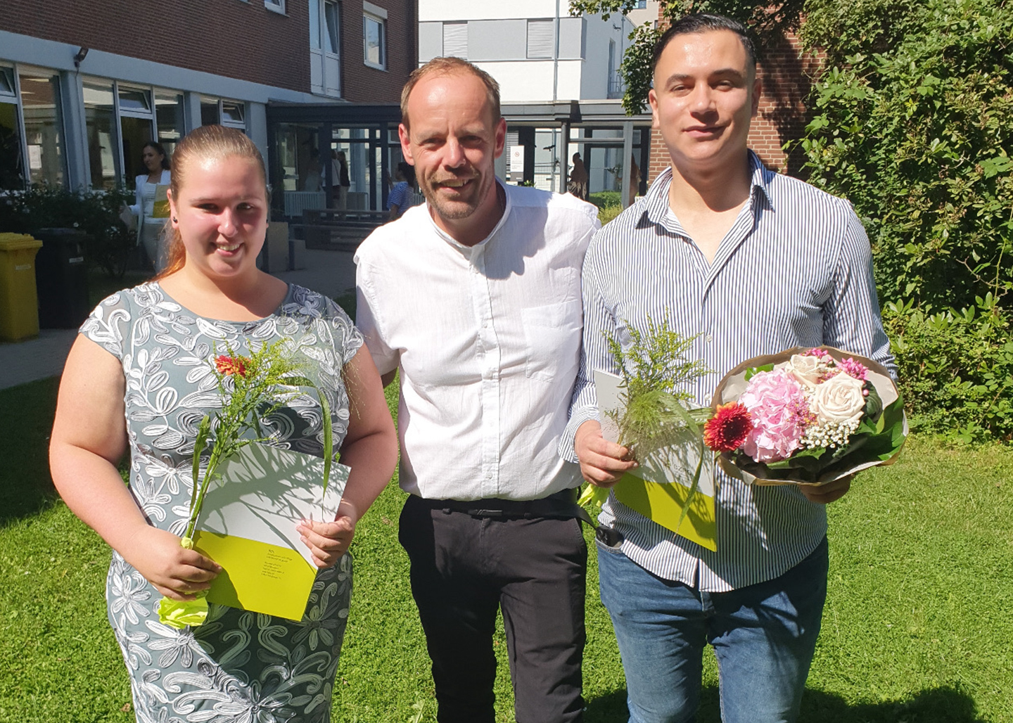 Erfolgreicher Abschluss! Glückwunsch an unsere frisch examinierten Auszubildenden – der Weg in eine vielversprechende Zukunft beginnt!